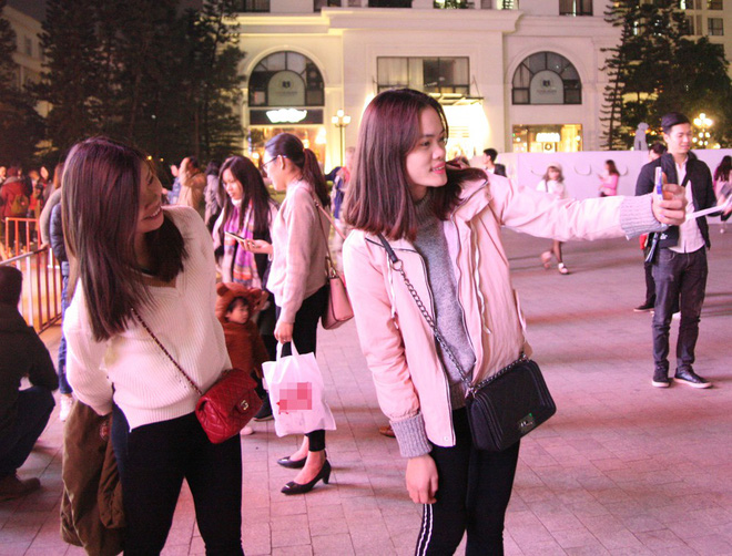 Hà Nội rét căm căm, hàng nghìn người dân vẫn ùn ùn kéo đến TTTM trong đêm check in trước lễ Giáng sinh